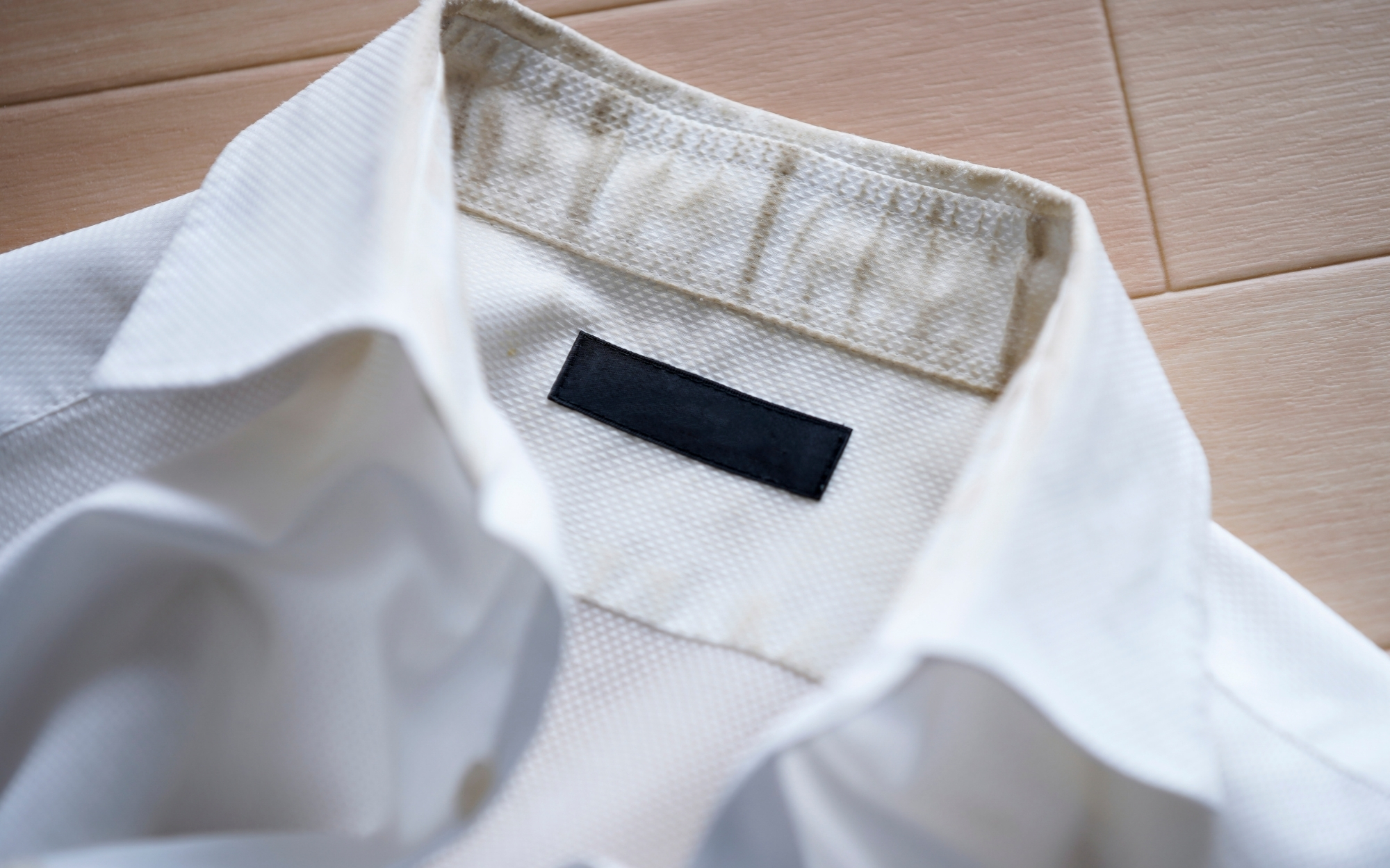 Jak vyčistit zažloutlý límec u košile 2